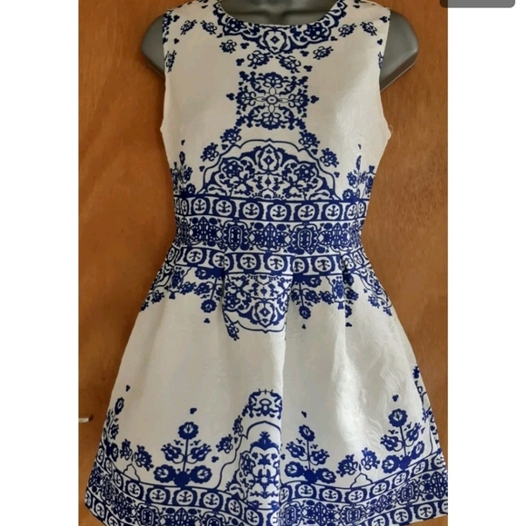 Gorgeous Patterned dress - Picture 5 of 7